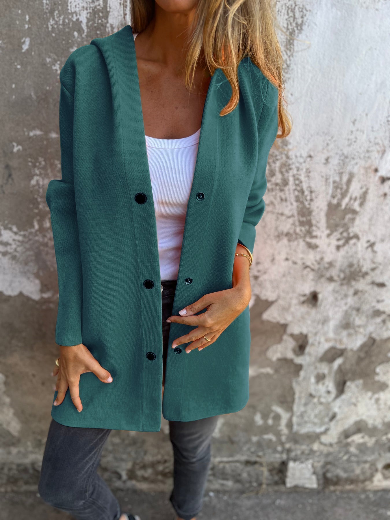 Nora | Casual jack met enkele rij knopen en capuchon