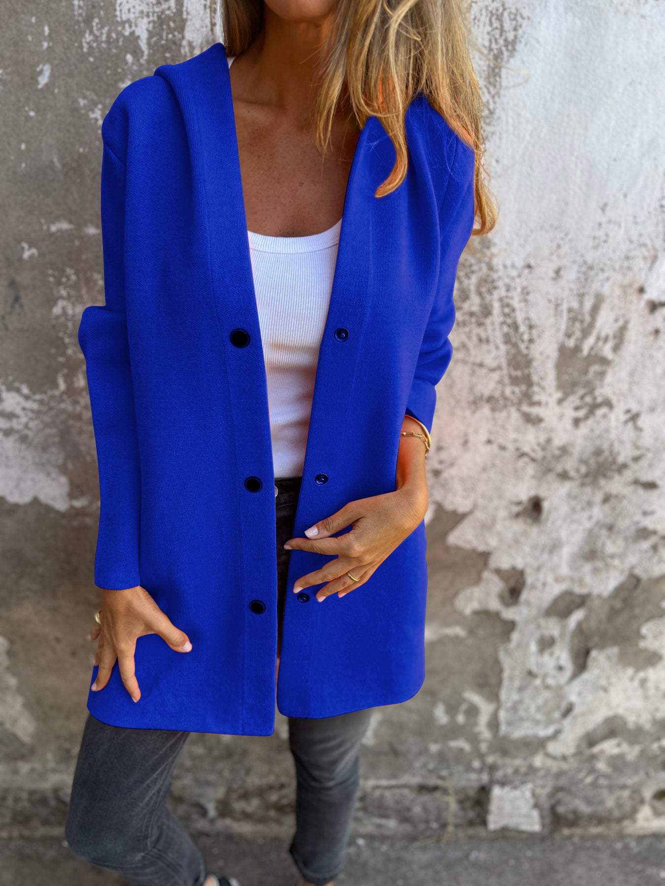Nora | Casual jack met enkele rij knopen en capuchon