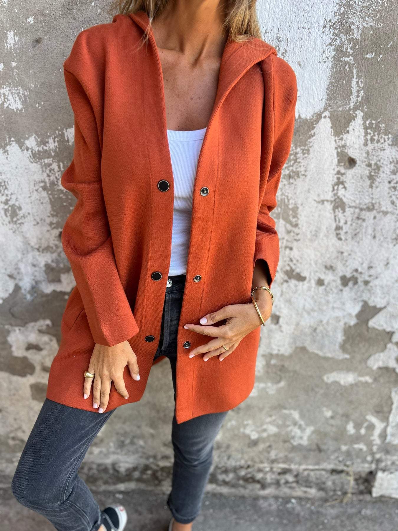 Nora | Casual jack met enkele rij knopen en capuchon