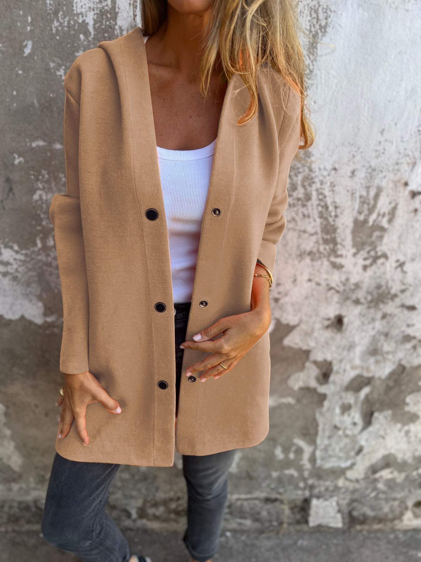 Nora | Casual jack met enkele rij knopen en capuchon