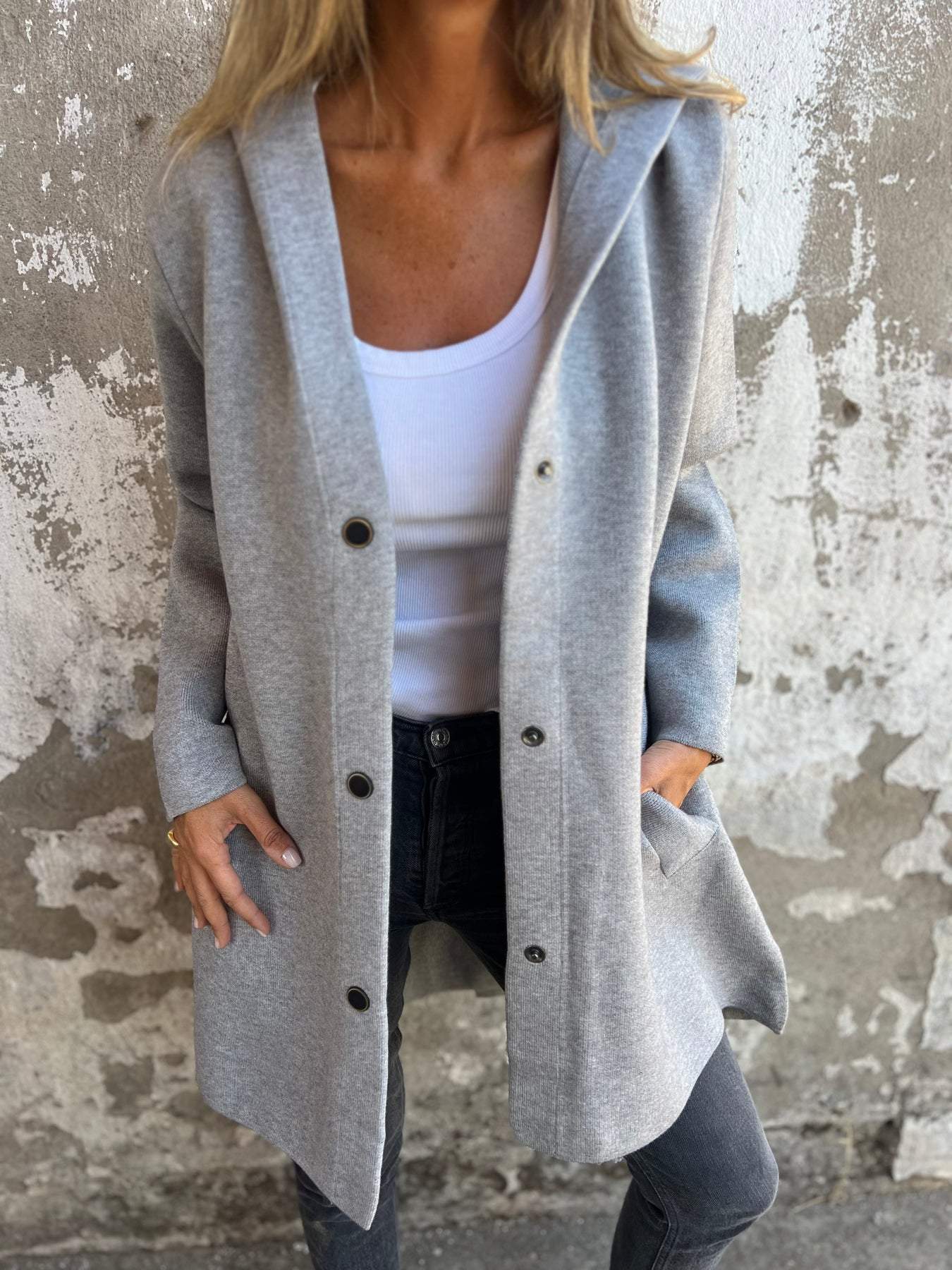 Nora | Casual jack met enkele rij knopen en capuchon