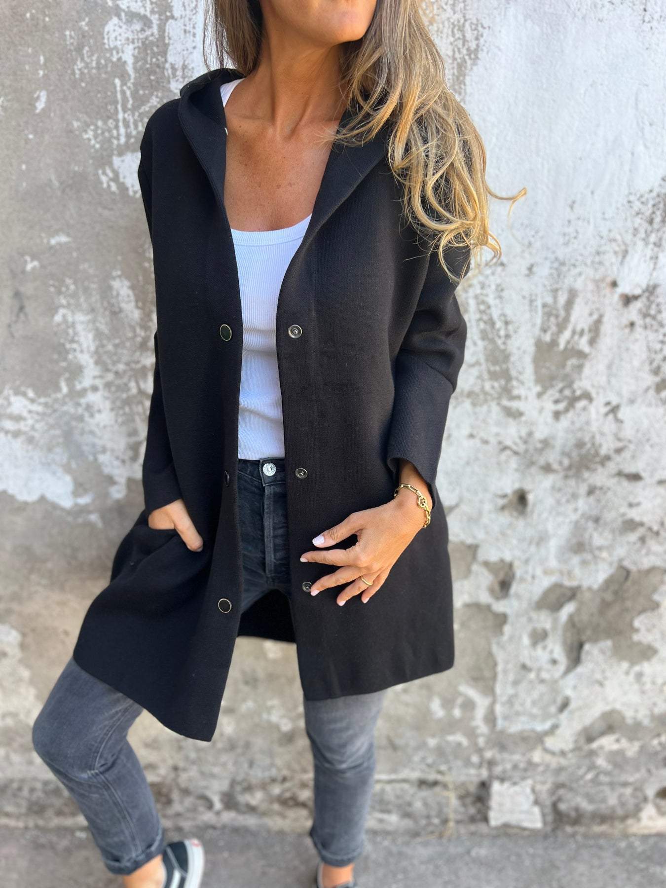 Nora | Casual jack met enkele rij knopen en capuchon