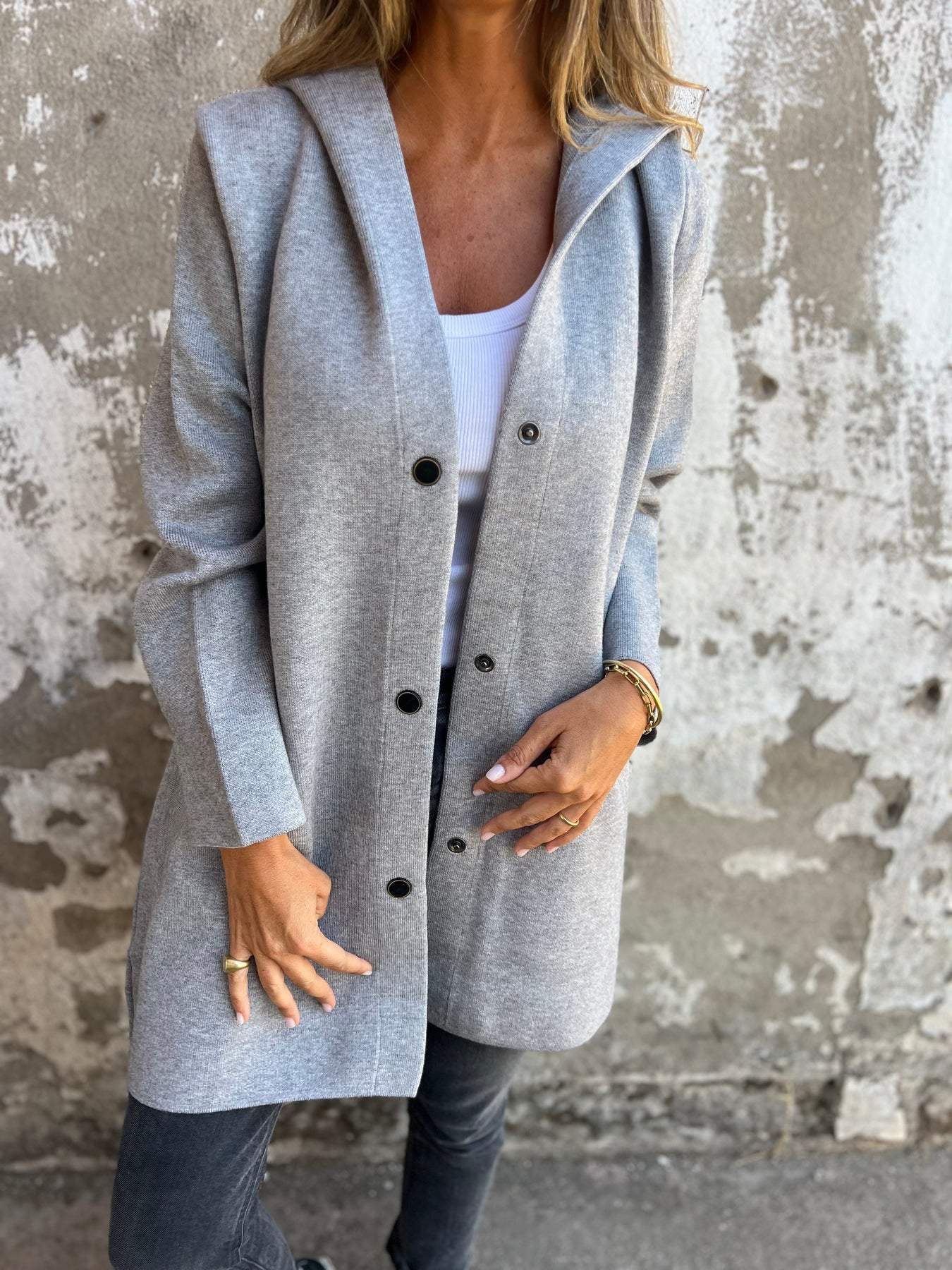 Nora | Casual jack met enkele rij knopen en capuchon